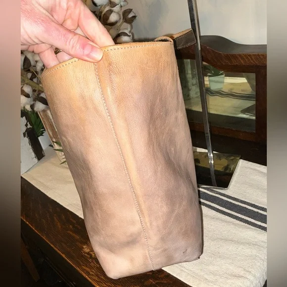 NWOT Bed Stu Leather Charlotte Reversible Shoulder Bag Tote Black Grey $255 - Picture 13 of 16